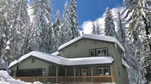 Yosemite West Ski Chalet | Lily of the Valley - Big Wall, Yosemite Day Use Reservations, Breakfast, Forest View and WiFi