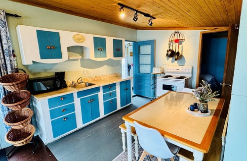 Leeds and the Thousand Islands Cabin | Lily Pad Cabin on Charleston Lake