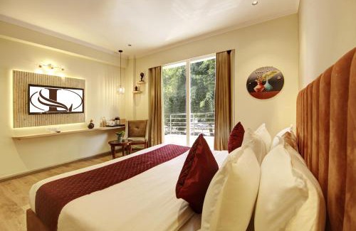Sector 51 Hotel | Limewood Stay - Mall 51