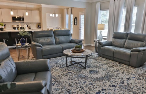 Lincoln House | Lincoln Luxury~ Spacious 5BR w/2 Kings & Boat Parking!