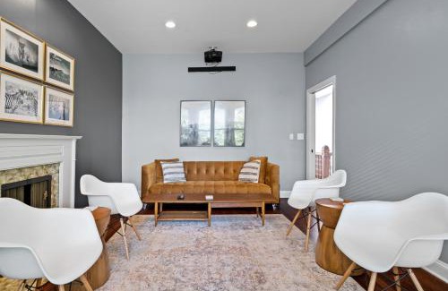 Sheffield and DePaul Apartment | Lincoln Park Mega Space 1 Parking Space Sleeps 18 condo