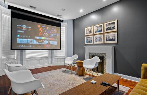 Sheffield and DePaul Apartment | Lincoln Park Mega Space 1 Parking Space Sleeps 18 condo