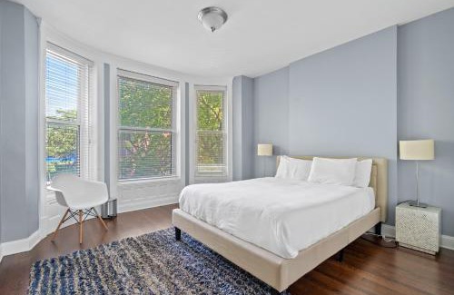 Sheffield and DePaul Apartment | Lincoln Park Mega Space 1 Parking Space Sleeps 18 condo