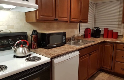 Sarnia Apartment | Lincoln's Red Door - HUGE 4 BR/2 BA private APT