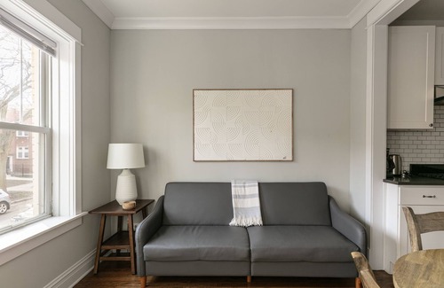 Chicago Apartment | Lincoln Square Oasis - Bright, Clean and in Great Location