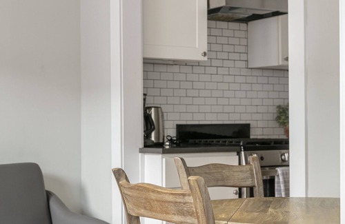 Chicago Apartment | Lincoln Square Oasis - Bright, Clean and in Great Location