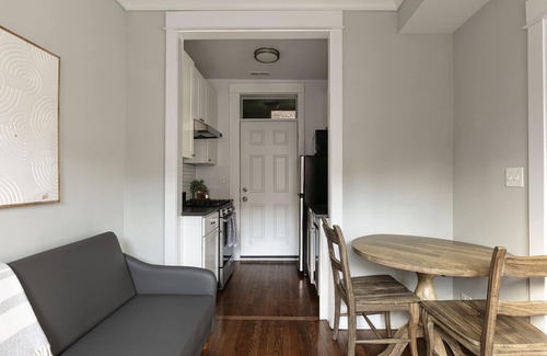 Chicago Apartment | Lincoln Square Oasis - Bright, Clean and in Great Location