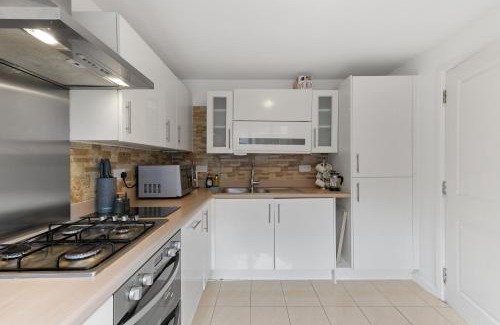 Maidenhead Apartment | Lindsey Serviced 4 Bedrooom 2 Bath house with Parking Maidenhead