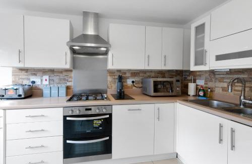 Maidenhead Apartment | Lindsey Serviced 4 Bedrooom 2 Bath house with Parking Maidenhead