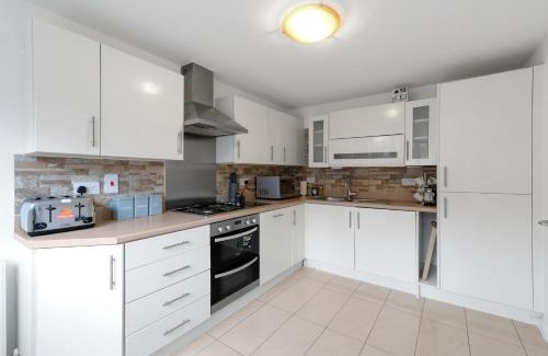 Maidenhead Apartment | Lindsey Serviced 4 Bedrooom 2 Bath house with Parking Maidenhead