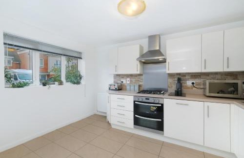 Maidenhead Apartment | Lindsey Serviced 4 Bedrooom 2 Bath house with Parking Maidenhead
