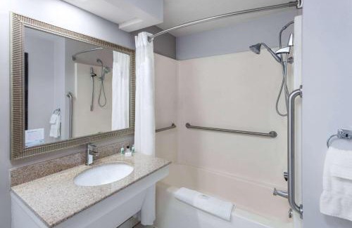 Pella Hotel | Links Bos Landen Hotel & Spa of Pella, Trademark by Wyndham