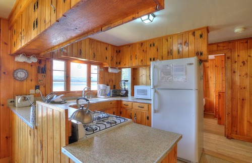 Rangeley Plantation House | 🐾Linn Lakeside - Very private, rustic cottage on 400 feet of Rangeley Lake frontage, dog friendly