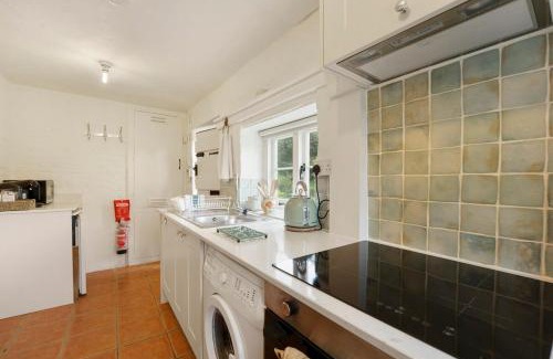 Patrixbourne House | Lion Cottage - cosy english cottage in the country with parking, patio space and in an idyllic location
