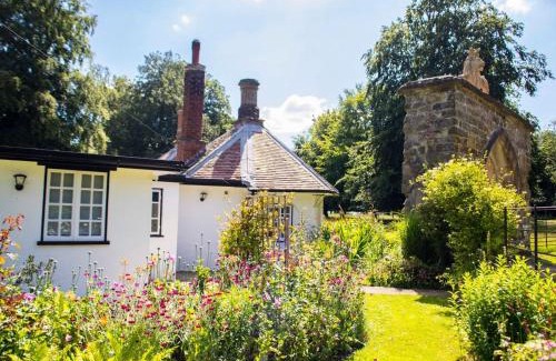 Horncastle House | Lion Gate Lodge