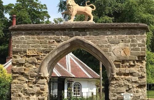 Horncastle House | Lion Gate Lodge