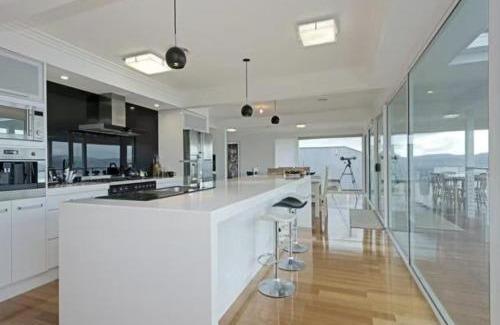 Sandy Bay Villa | Lipscombe Escape panoramic views luxury and space