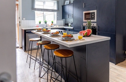 Castleford House | Liquorice Lodge- 2 bed & parking