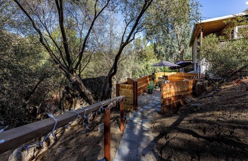 Three Rivers House | Lisa's Dog Friendly Sequoia Boulder Room-no pet fees