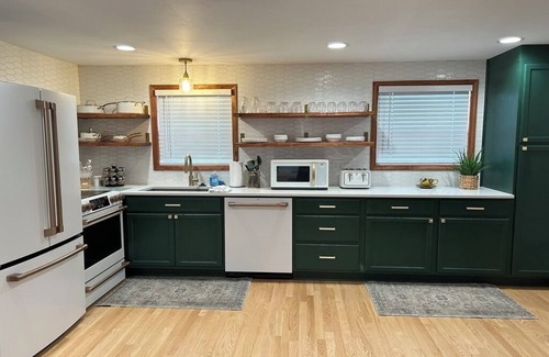 Green Bay House | Lisa’s Lambeau Leap! 1.5 Blocks to Lambeau Newly Remodeled Entertainment Garage!