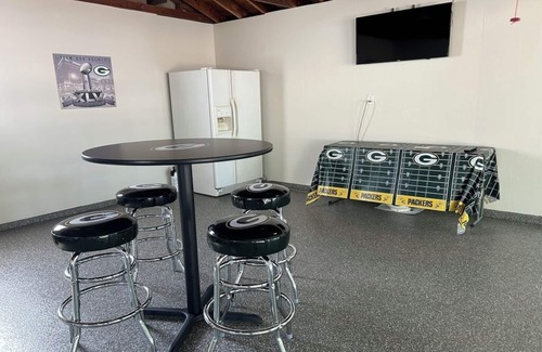Green Bay House | Lisa’s Lambeau Leap! 1.5 Blocks to Lambeau Newly Remodeled Entertainment Garage!