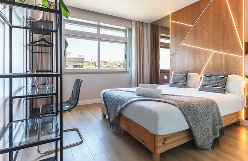 Olivais Bed & Breakfast | Lisbon Airport Glass by Homing