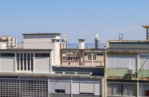 Olivais Bed & Breakfast | Lisbon Airport Leaf by Homing