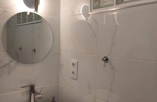 Cacilhas Apartment | Lisbon South Bay Rooms Deluxe - Double Room with Private Bathroom