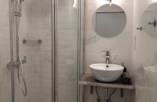 Cacilhas Apartment | Lisbon South Bay Rooms Deluxe - Double Room with Private Bathroom