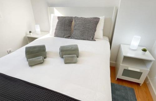 Santos Apartment | Lisbon Sun River View Balcony Apt