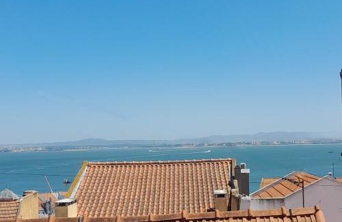 Santos Apartment | Lisbon Sun River View Balcony Apt