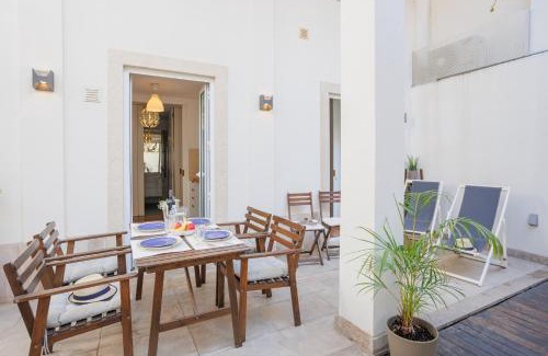 Santos Apartment | Lisbon Sunny Terrace Lapa Santos