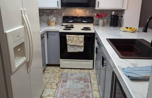 Gulf Gate Estates Apartment | Literally 3 mins from Siesta with its number 1 beaches!nLocation! Location!