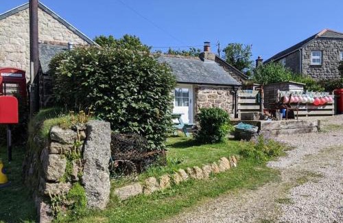 Treen Apartment | Little barn near Treen Cliffs and beach