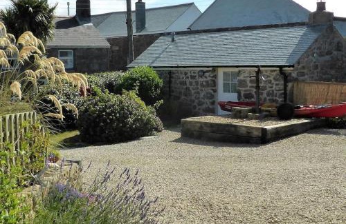 Treen Apartment | Little barn near Treen Cliffs and beach