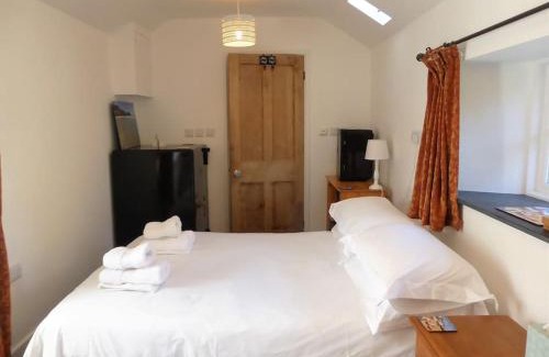 Treen Apartment | Little barn near Treen Cliffs and beach