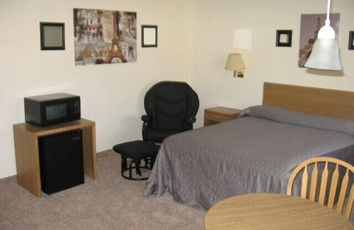 Green River Hotel | Little Bear Motel