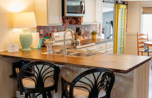 Weeki Wachee Gardens House | Little Bohemia!Springs/Gulf access! Kayaks & dock!