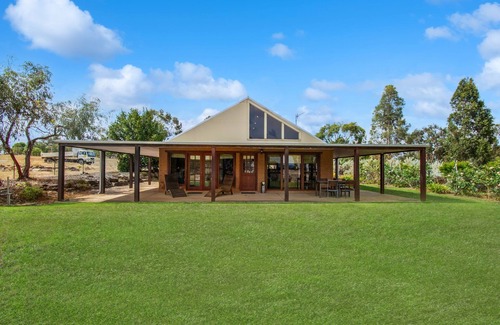 Hillgrove House | Little Bunda Cottage - Charming Mudbrick Stay