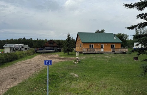 Central Alberta Cabin | Little cabin near a lake