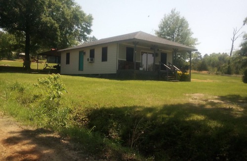 Broaddus Cabin | Little cabin right on the lake 2 bedroom 1 bath .internet and ac great view .