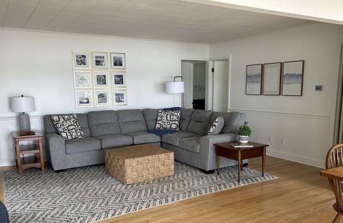 West Bend House | Little Cedar Lake Cozy Cottage- Ski Resort and shops minutes away. Sleeps 8
