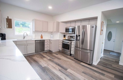 Noblesville House | Little Chi Spot Lakehouse- sleeps 20, FREE boat slip