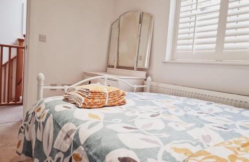 Margate House | 'Little Eaton Margate' Perfectly located Town House by the Sea, with FREE parking!