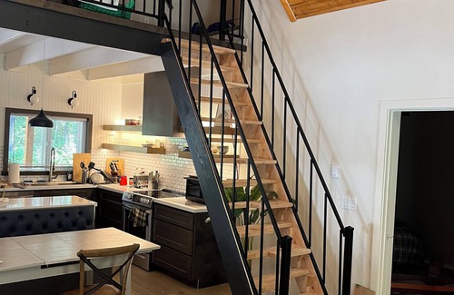 Coram House | Little Giant, concrete builtnSerene 2-bedroom house with WiFi in charming Coram