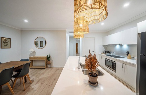 Ripley House | Little Hampton Retreat - Family Fun House w Pool