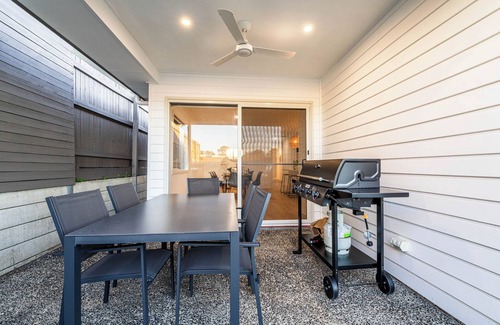 Ripley House | Little Hampton Retreat - Family Fun House w Pool