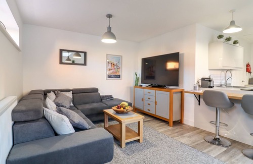 Frinton-on-Sea Cottage | LITTLE HAVEN, country holiday cottage, with a garden in Kirby Cross