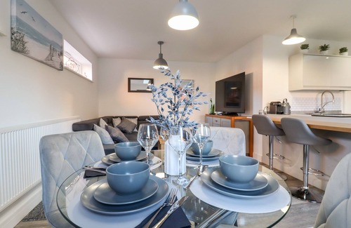 Frinton-on-Sea Cottage | LITTLE HAVEN, country holiday cottage, with a garden in Kirby Cross