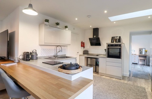 Frinton-on-Sea Cottage | LITTLE HAVEN, country holiday cottage, with a garden in Kirby Cross